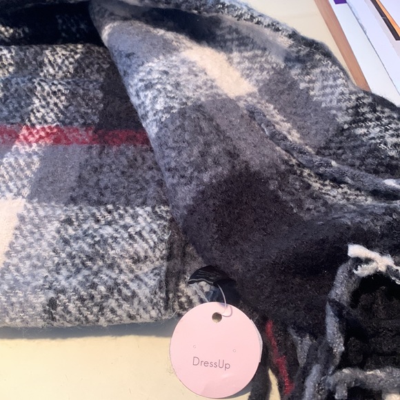 GORGEOUS BRAND NEW WARM WIDE SCARF - Picture 5 of 6